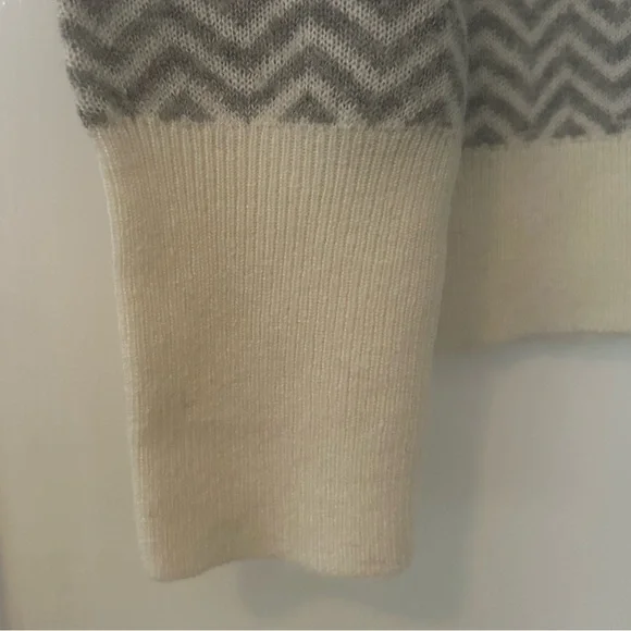 J.Crew Herringbone Chevron Grey & White Print Sweater Size Small FLAWED - Picture 3 of 7